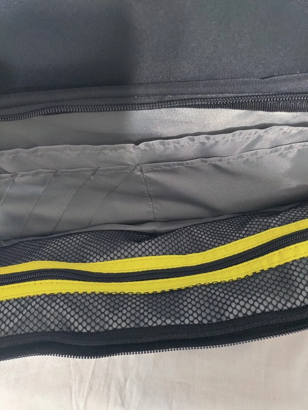 Like New Targus City Gear Hybrid Messenger TCG270 + Targus Trax Sleeve TSS677US
